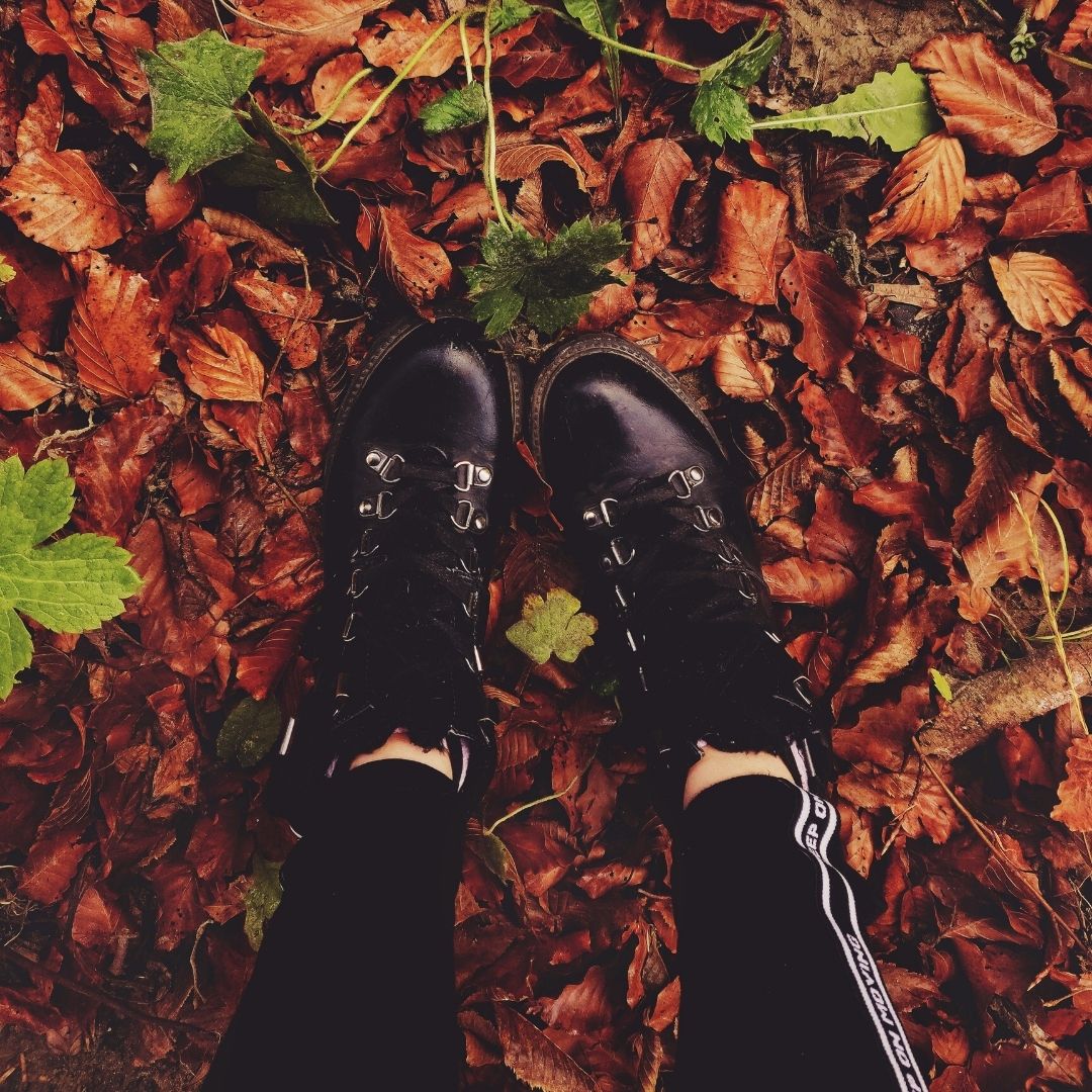 Stylizacja paznokci jesienią i zimą - dlaczego warto zrezygnować z pedicure hybrydowego i żelowego jesienią i zimą?